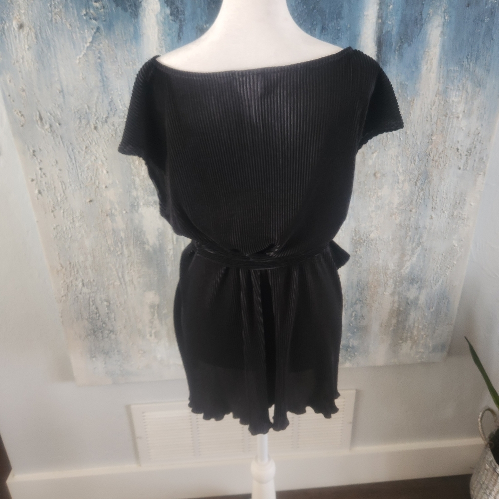 Elegant Sleeveless Black Pleated Blouse That Ties In The Front.